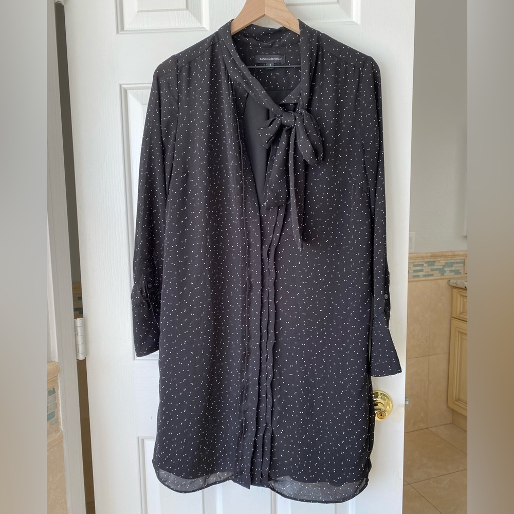 Banana Republic Dress with Dotted Pattern and Neck Tie